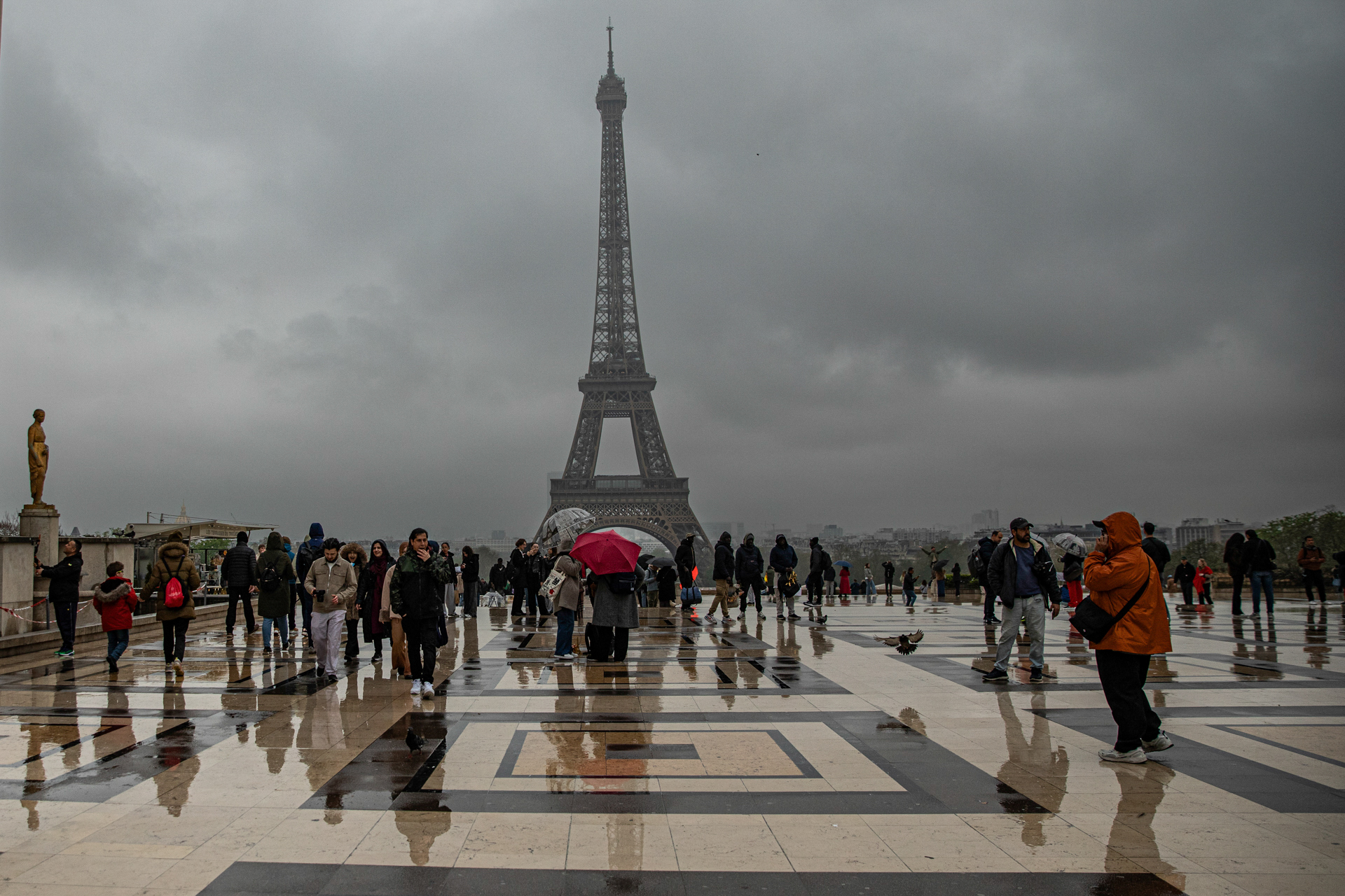 Sous le ciel suspendu de Paris